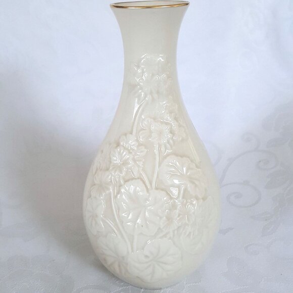Vintage Lenox Bone China Countess Collection Vase Embossed Geranium Leaves 8” - Picture 2 of 5